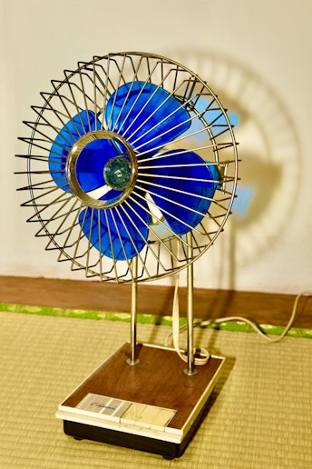 エアコンが用意されていますが、当時の扇風機もご使用可能です。