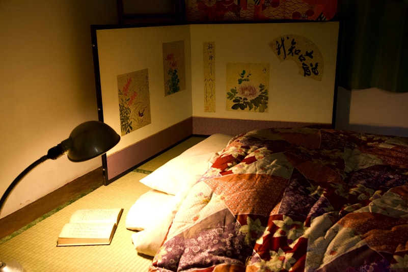 布団を敷いて当時の文人のように本を楽しむ