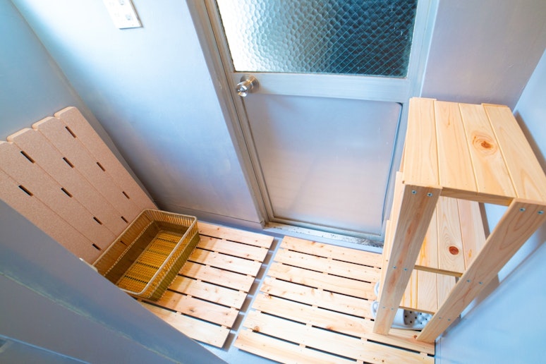 扉を開けてすぐ脱衣所になっています。冬季等足元が冷えると感じる方は、置いてあるマットをご利用く...