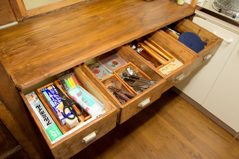 カトラリー類や、ホイル、ラップなどの基本セットが用意されています。