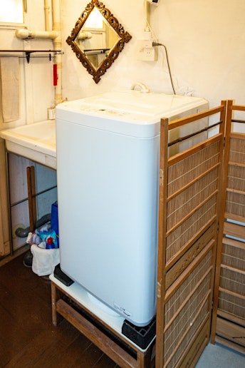 洗濯機は乾燥機能はついていません。洗剤は用意してあります。洗濯物はお部屋に干していただくか、お...