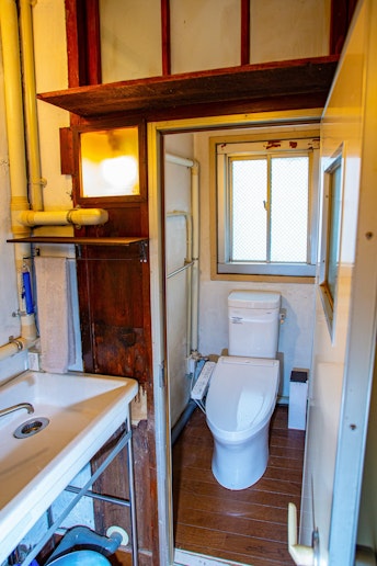 １９４９年建設当時から水洗トイレでしたが、当時は和式でした。こちらは様式のウォシュレットタイプ...