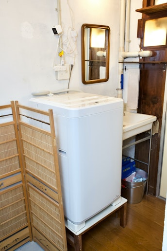 当時からの洗面台を使用し洗濯機を設置してあります。洗剤も用意してあります。乾燥機はございません...