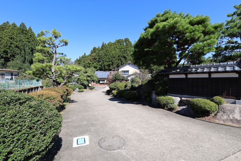 お車はこちらのアプローチからお入りください