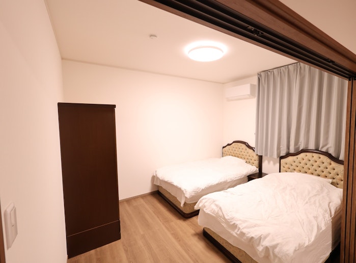 寝室：シングルベッド２台