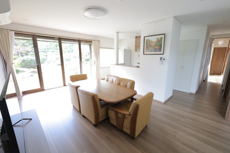 ダイニングからは庭園を見ることができます