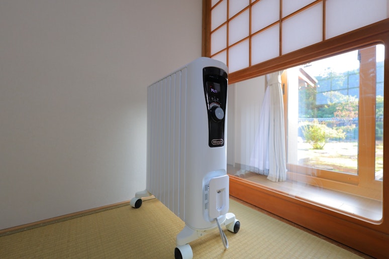 和室兼寝室：秋冬にはオイルヒーターをご使用ください