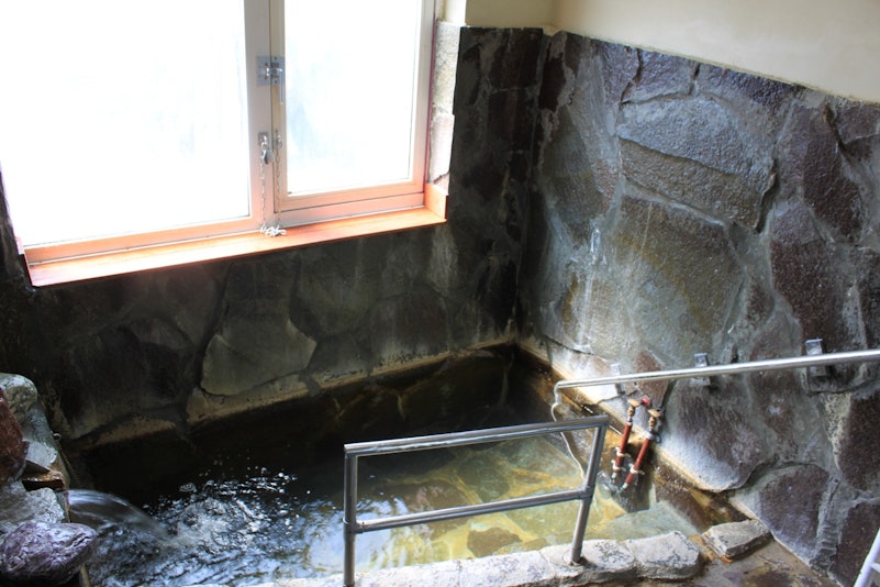 室内岩風呂　　ご家族で入浴可能（温泉ではございません）