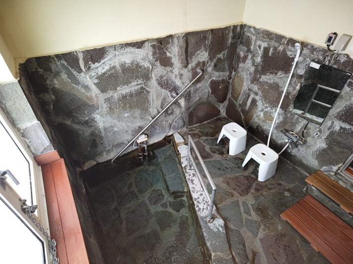 室内岩風呂　洗い場　（温泉ではございません）