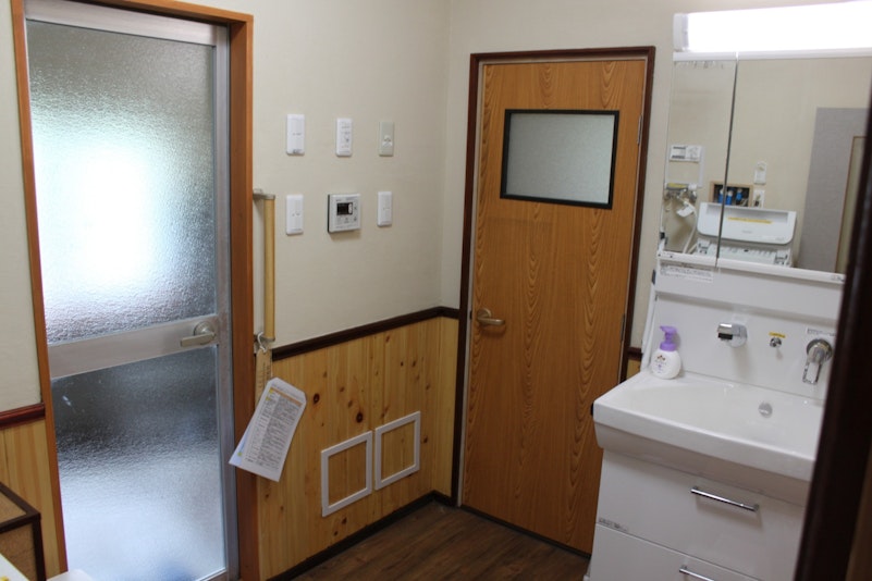 浴室入口　トイレ入口　シャンプードレッサー完備