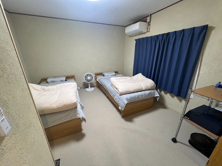 ベッドルーム　秋冬期間　寝具　２名様ご利用可能　シングルサイズ　エアコン完備...