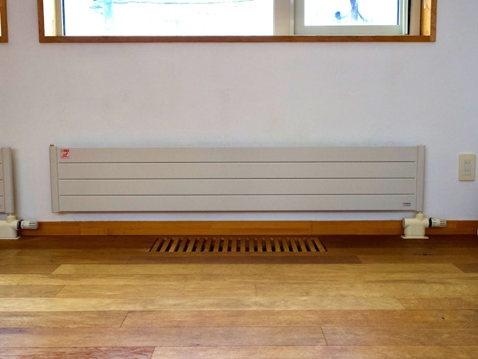 室内には複数箇所に温水パネルヒーターを設置 ２4時間稼働しているので常に暖かい室内温度を維持します