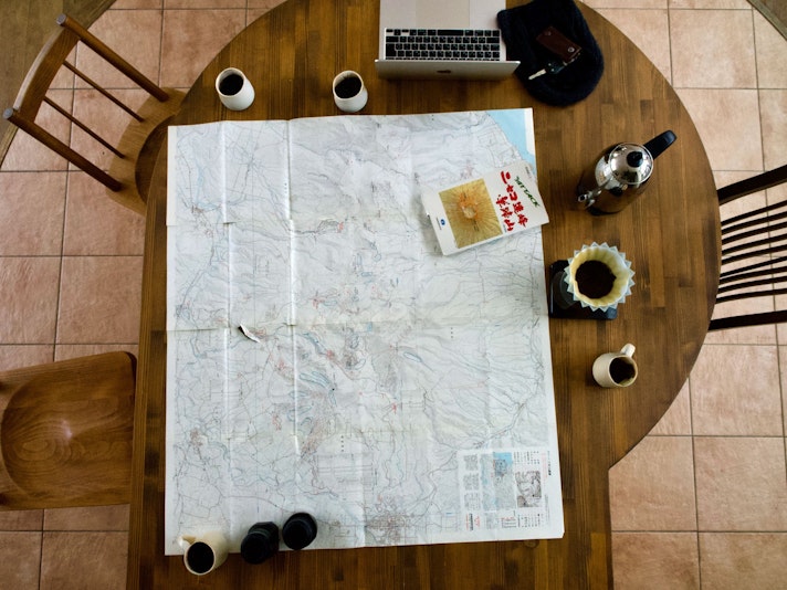 広いダイニングテーブル 大きな地図を広げたり、ワーケーションの作業台としても十分な広さのテーブル