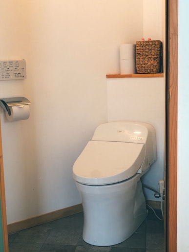 バスルームとは別のトイレルーム 温水洗浄便座を設置