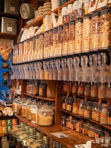 オーガニック食品の量り売りと観葉植物のお店｢Pyram Organics & Plants｣...