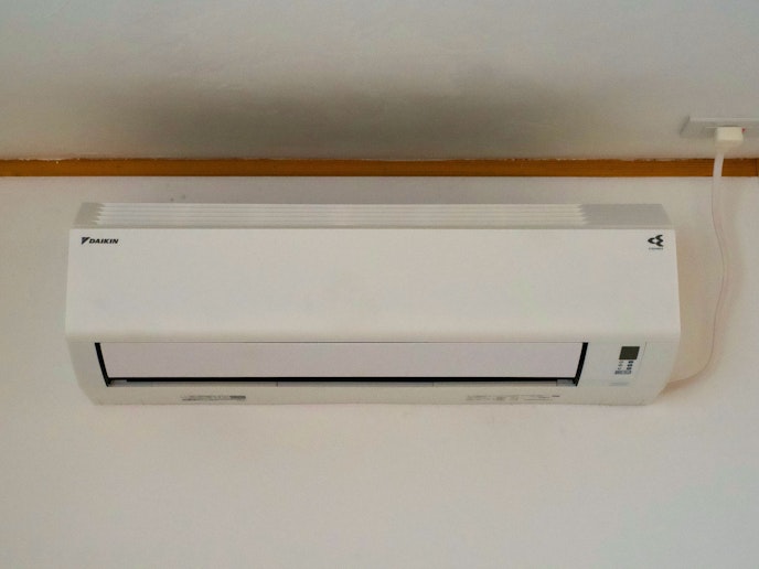 温水パネルヒーターに加えてエアコン（冷暖房）も設置 お好みの室温に調整することができます