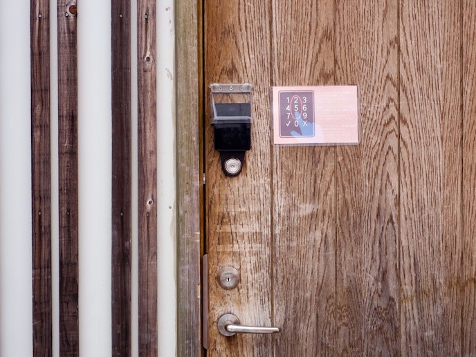 お部屋に入室する際は、入力版に暗証番号を入力して解除をします。...