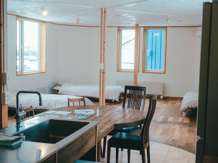 仕切りのない広々と開放感のあるスタジオタイプのコンドミニアム