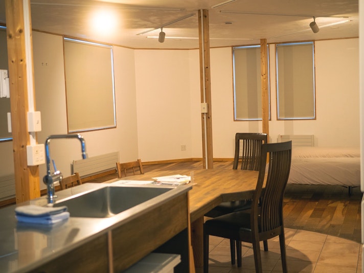 全ての窓に遮光ロールカーテンを設置