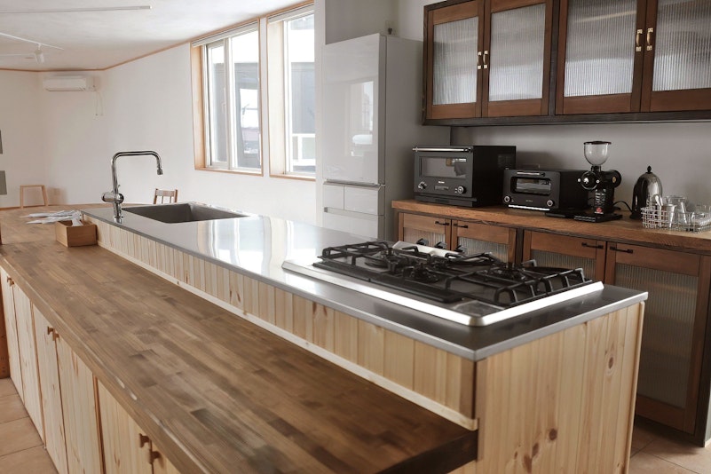 広い調理台とシンク・３口コンロを備えたアイランドキッチンとカウンター