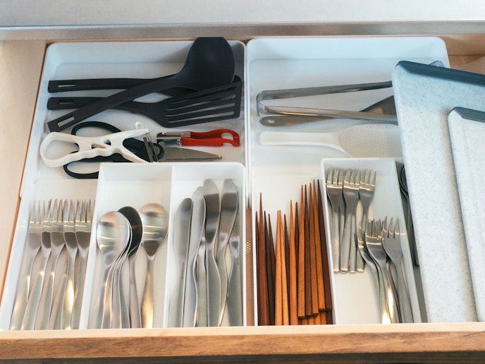 6人分の箸・スプーン・フォーク類 まな板・包丁等の調理器具もご用意