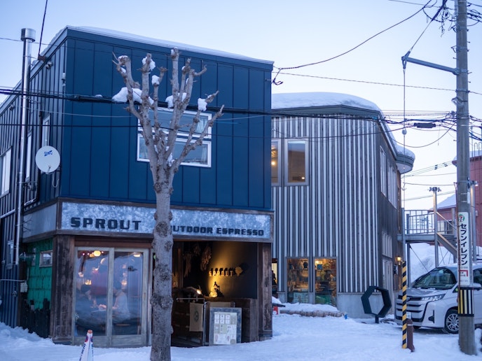 Camp&Goの隣には、姉妹店となるロースタリーカフェ「SPROUT」があります。