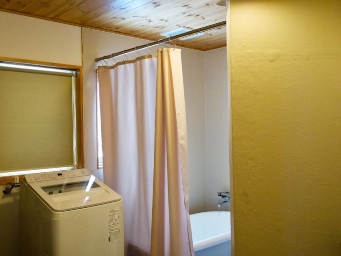 脱衣室に、無料で利用できる洗剤自動投入式の洗濯機を設置