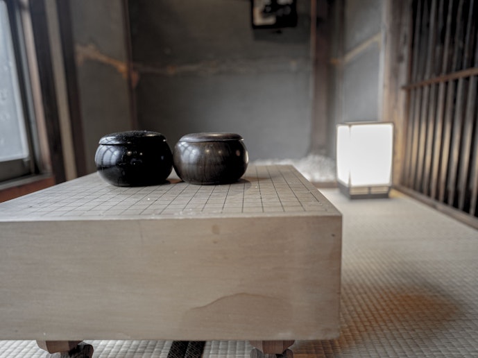 井草香る和室で囲碁を打つこともできます。 一局打っていってくださいね。