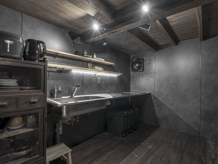 歴史ある建物にスタイリッシュなキッチン。 デザインだけでなく、安心のIHクッキングヒーター。...