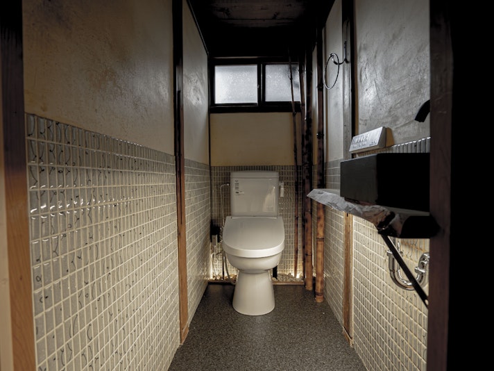 歴史をそのまま残したトイレですが、もちろんウォシュレットを完備しております。