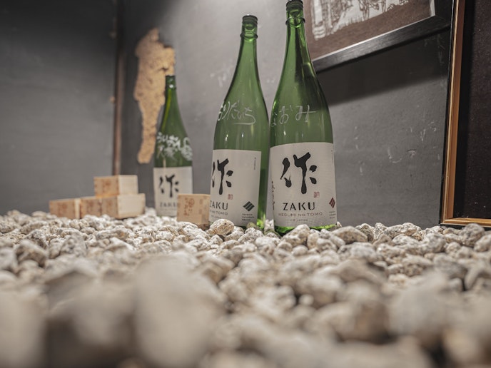 ２階にはぎゃらりぃ室があります。 鳥羽の名産、三重県の銘酒、伊勢の伝統工芸品など飾っております。