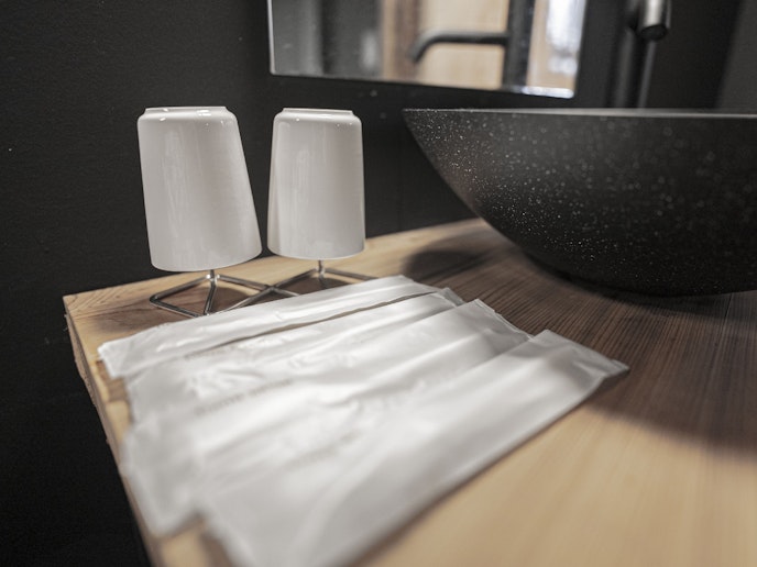 使い捨て歯ブラシ、コップ用意しております。