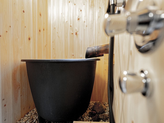 五右衛門風呂に浸かってヒノキ香る空間を堪能してください。