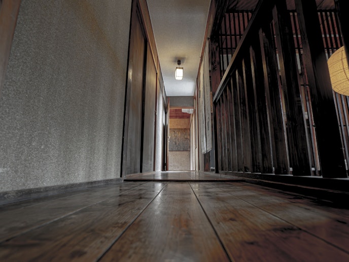 ２階の廊下は古き良さをまんま残しております。