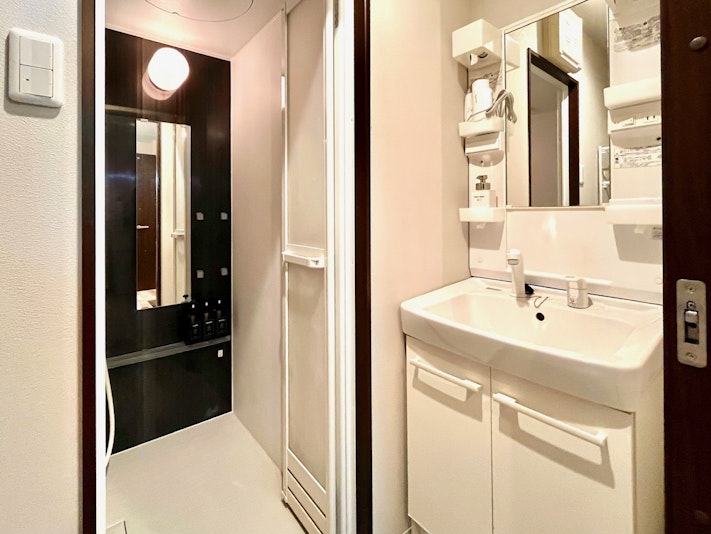 フルバスルーム、独立洗面台あり★