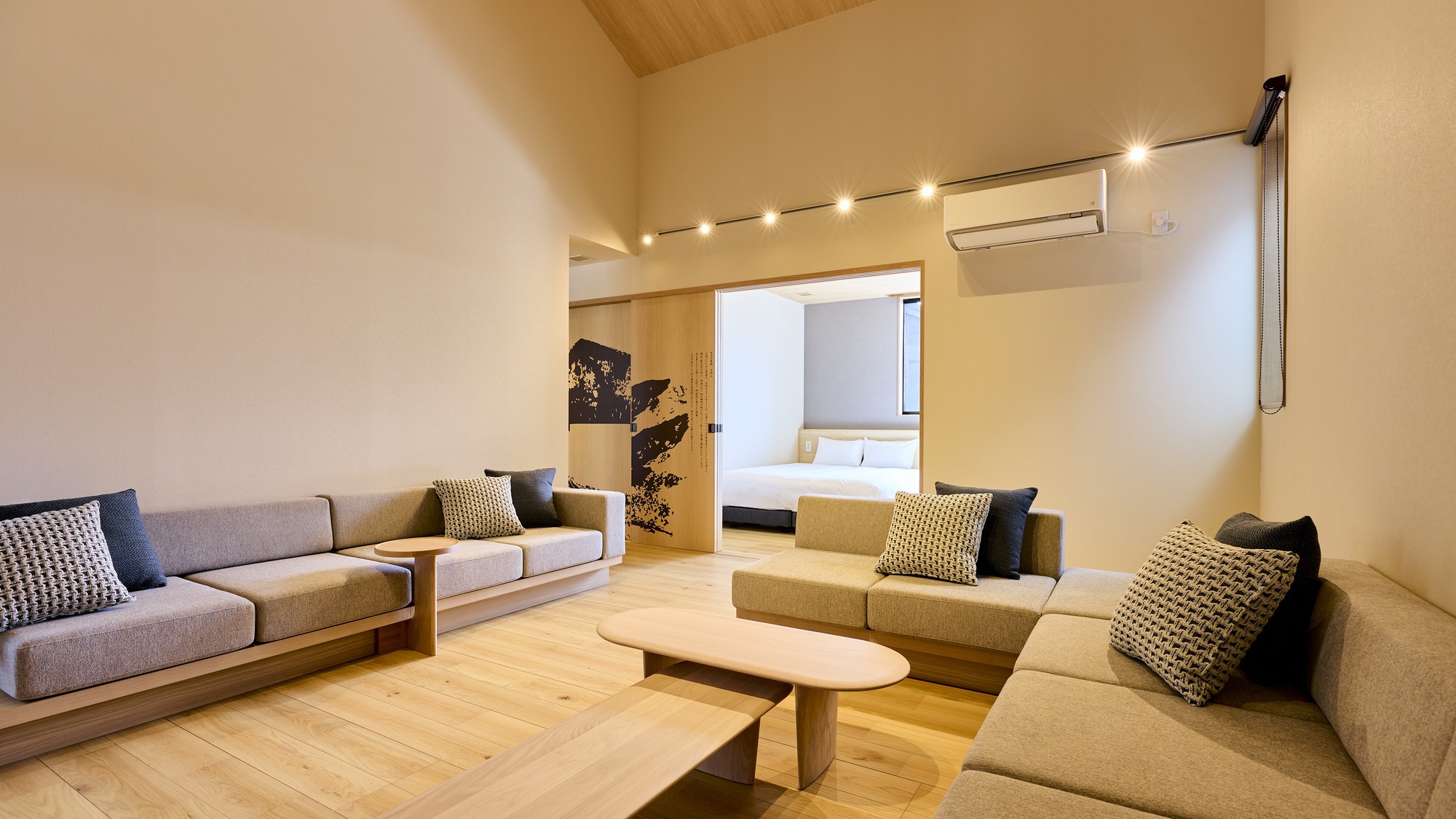 【A：リビング】美しく整った、開放的な空間。家族や仲間同士と団らんのひと時をお過ごしください。