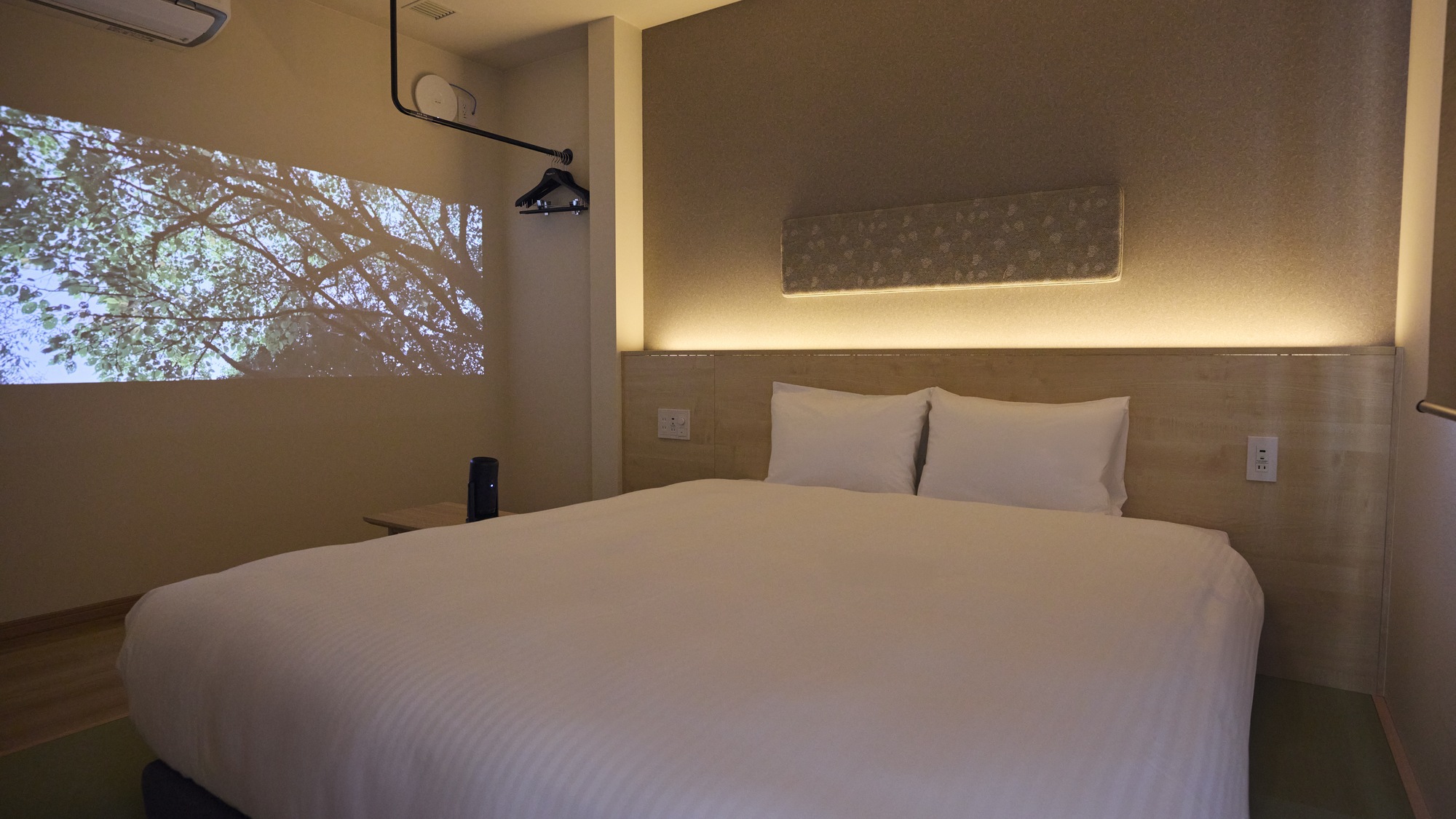 【C：寝室】2F寝室にポータブルプロジェクターを設置。お好きな場所でご利用下さい。