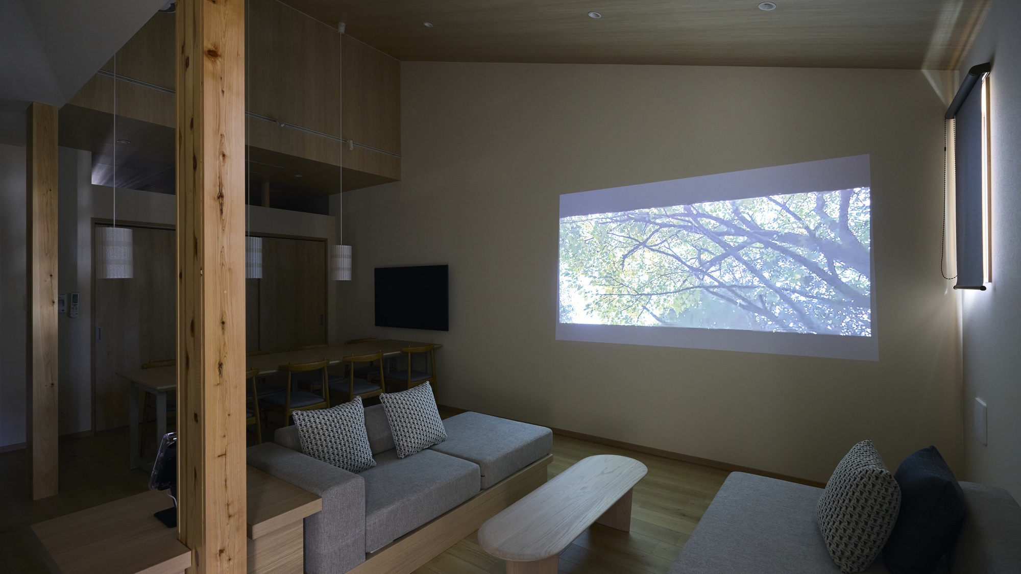 【B：リビング】大迫力プロジェクターでシアター気分を満喫。