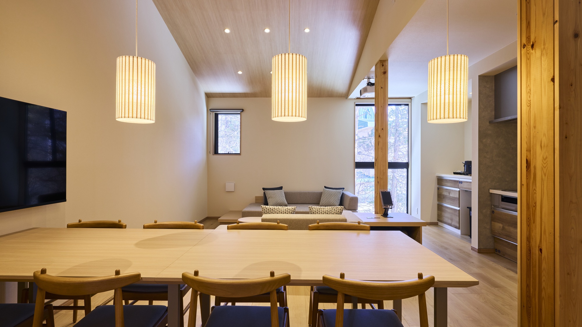 【B：リビングダイニング】自然と調和したシンプルかつ上質な空間