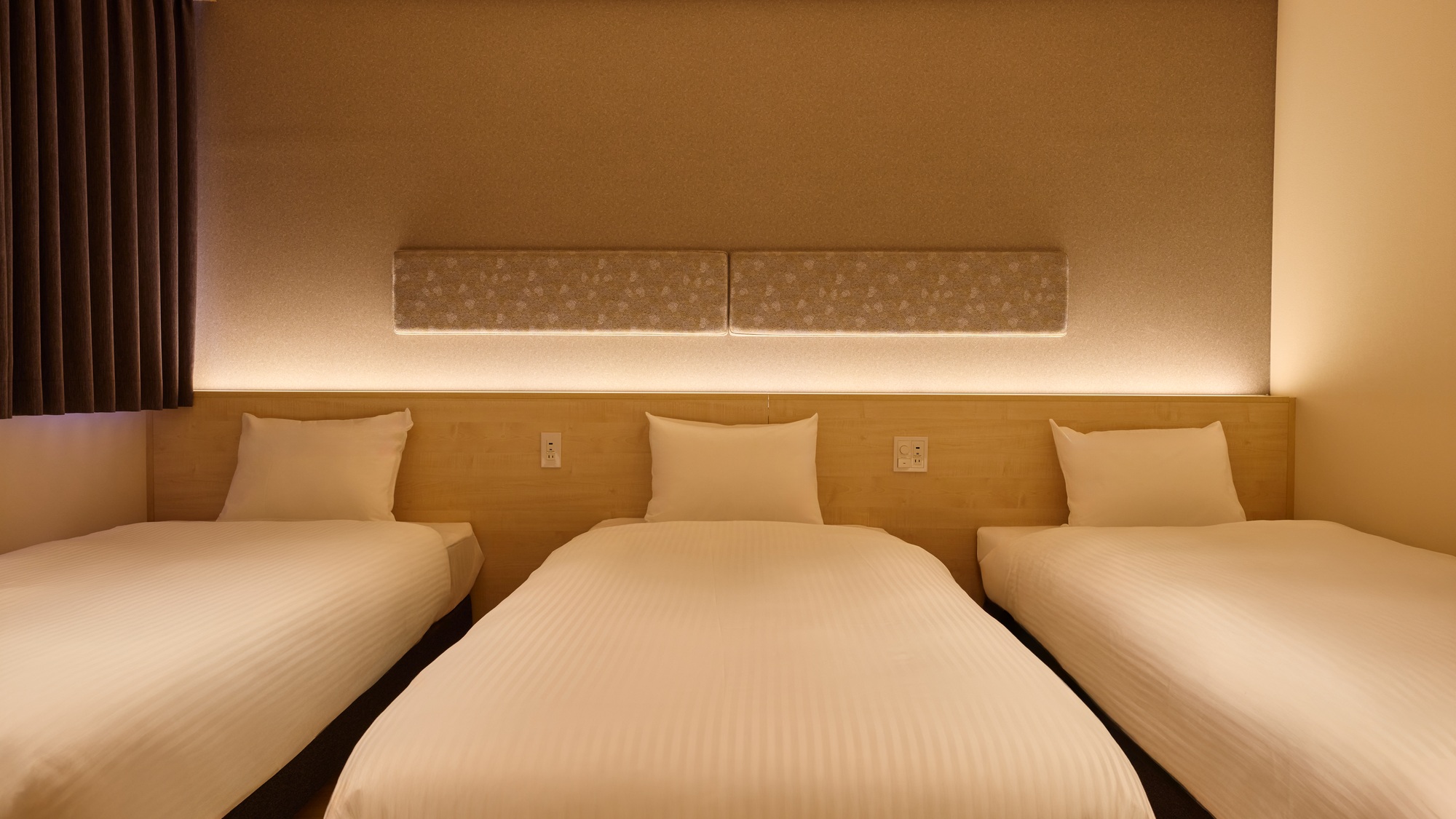 【B：寝室】１F寝室にはシングルベッド3台を設置