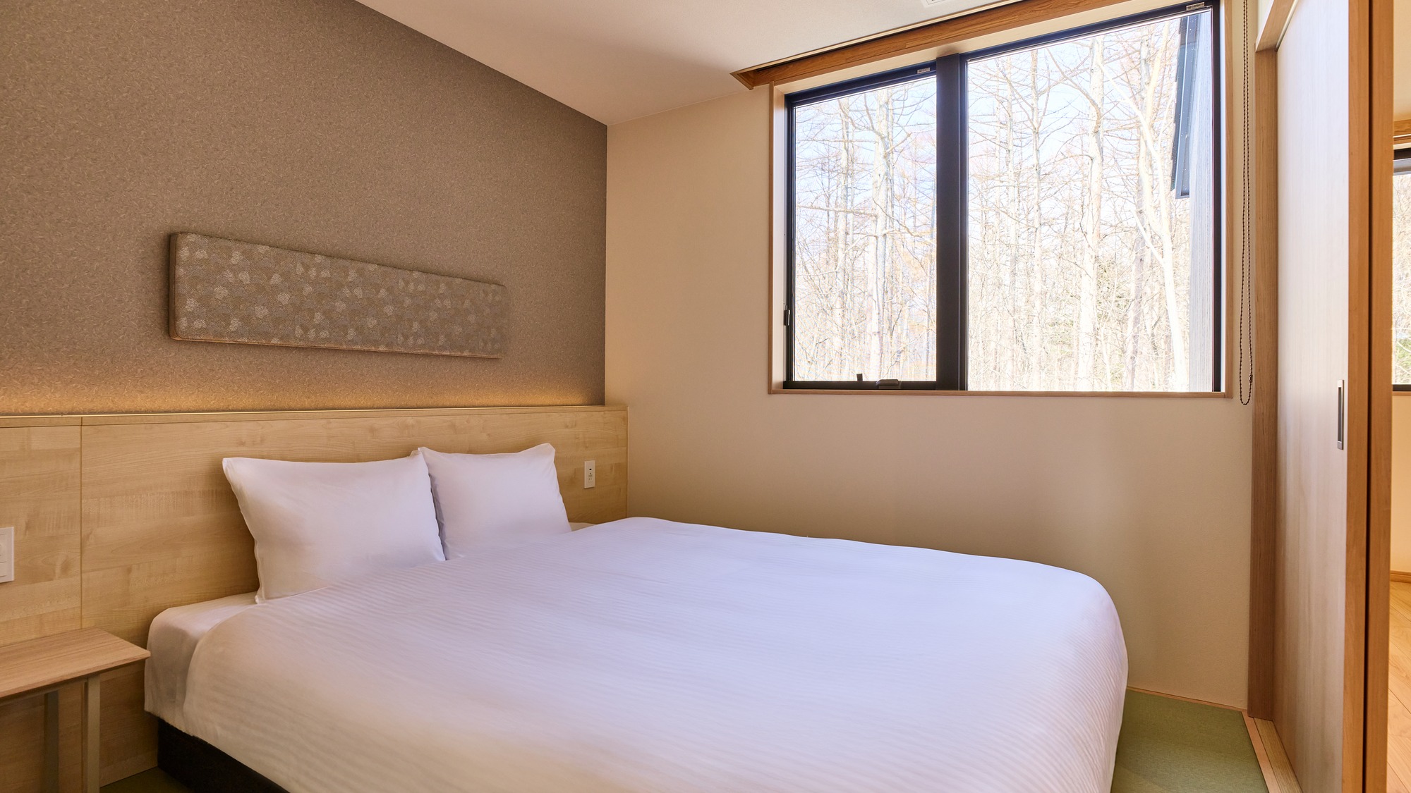 【C：寝室】2F寝室にはクイーンベッド1台を設置