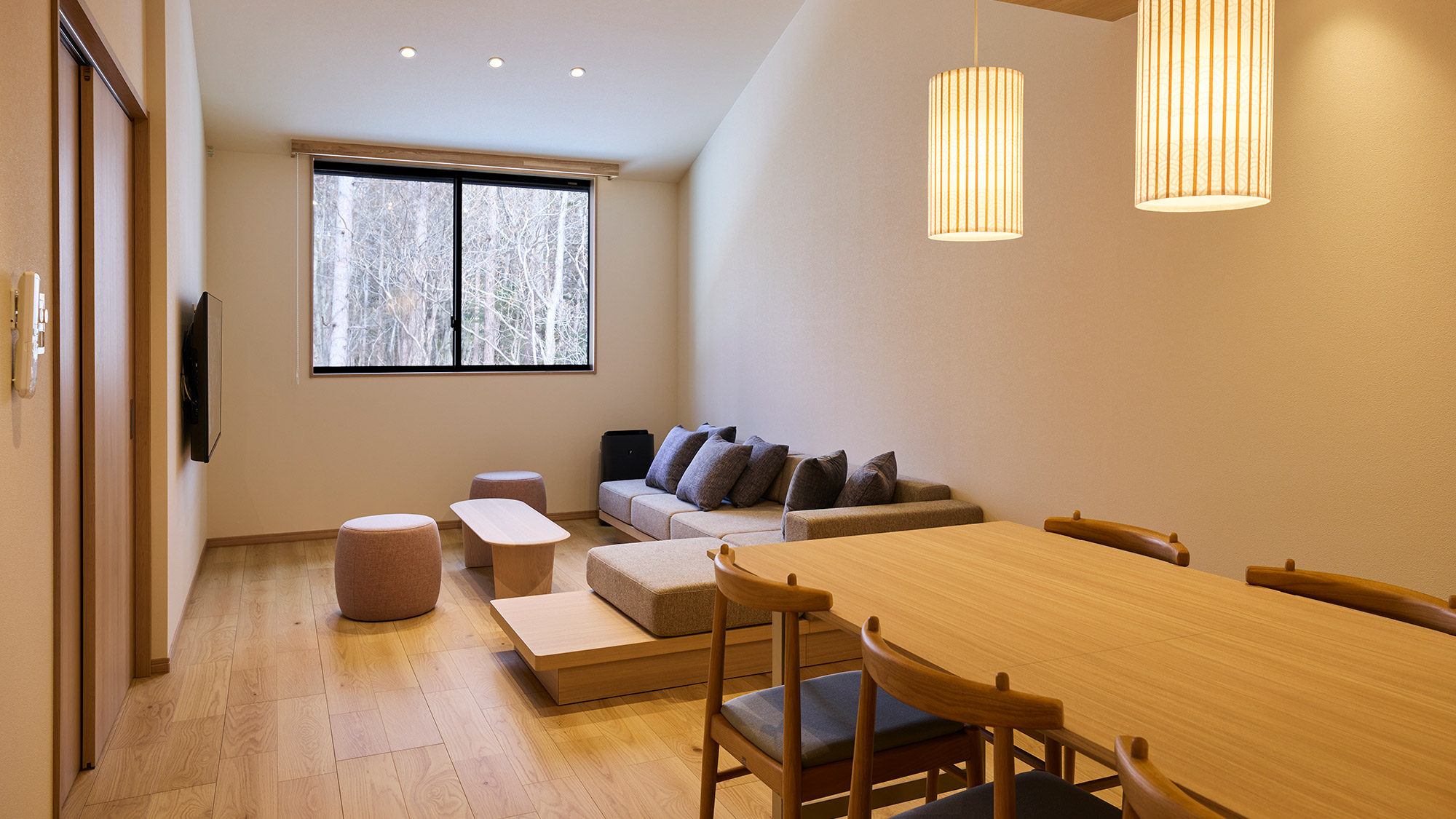 【C/D/E：リビング】自然と調和し、温もりが感じられるリトリート空間