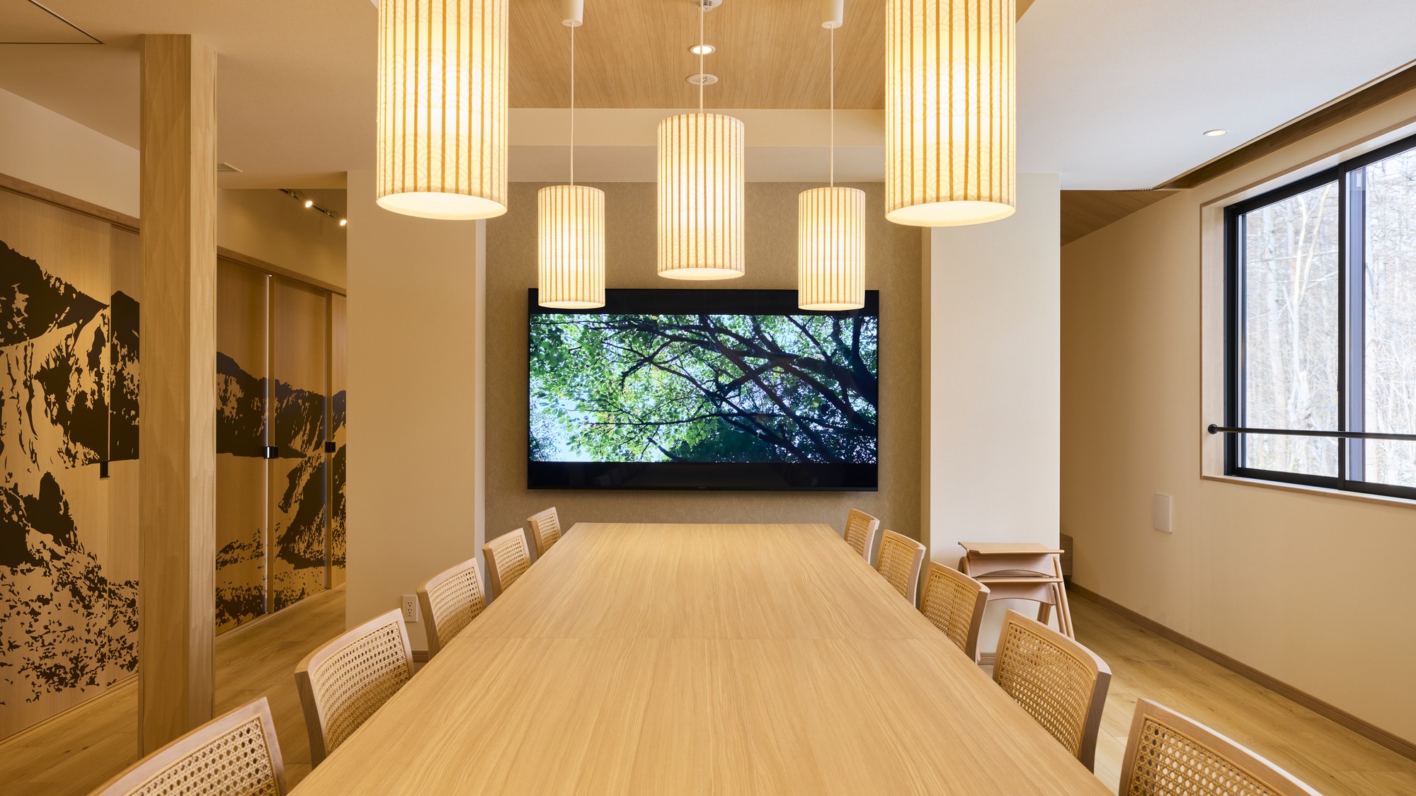 【A：ダイニング】テーブルを囲み、会話やお食事を楽しみながら団らんのひと時を