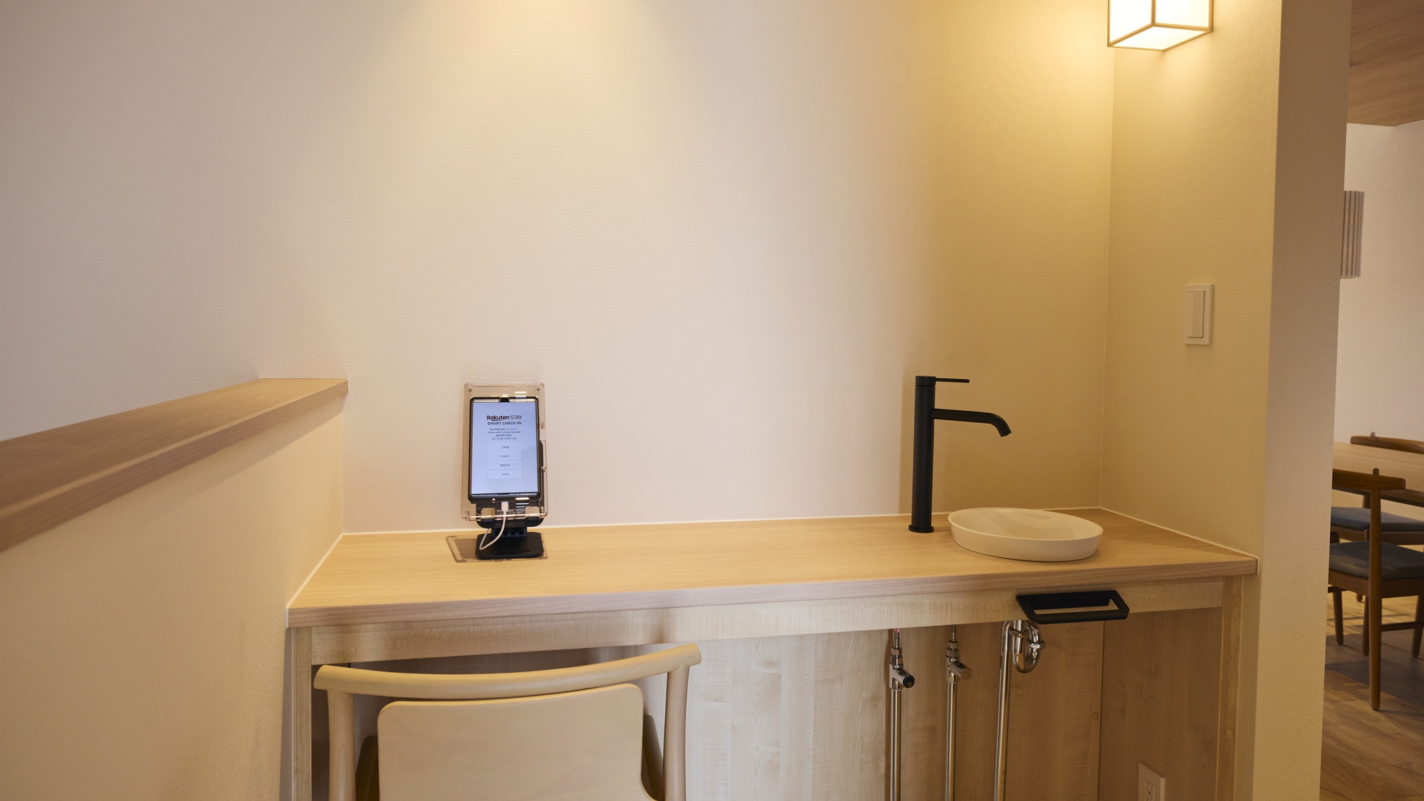 【C/D/E：チェックインスペース】タブレットを使って、チェックインをおこなってください