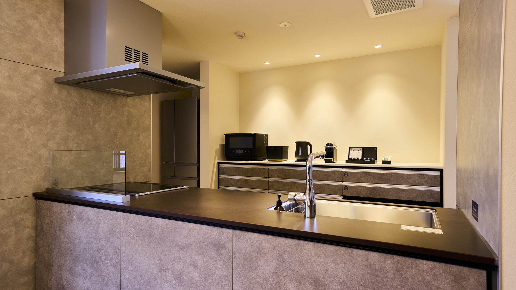 【A：設備】IHコンロ、食洗器付きのフルキッチンを完備。