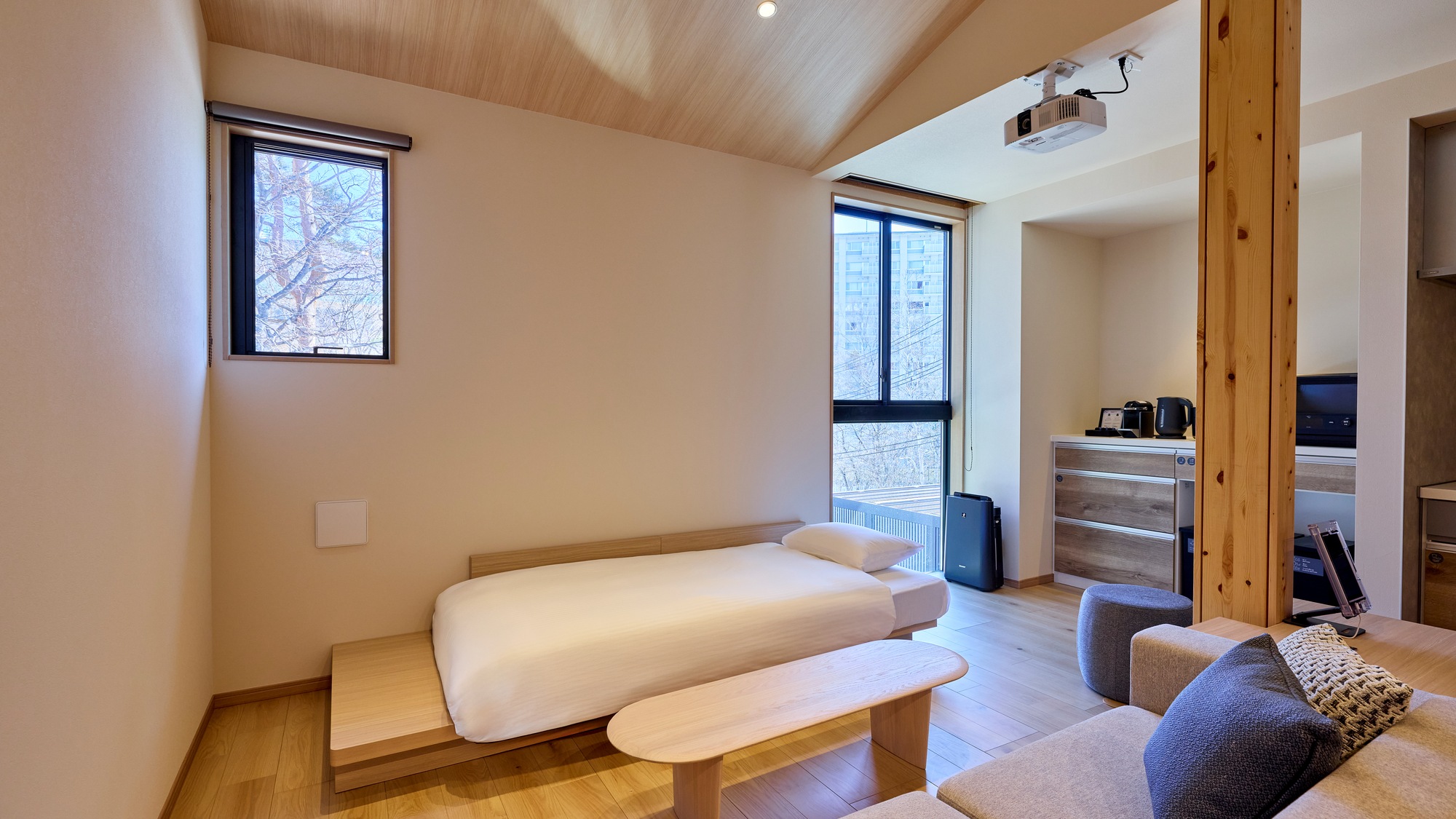 【B：リビング】リビングのソファは、ソファベッドとして利用可能です