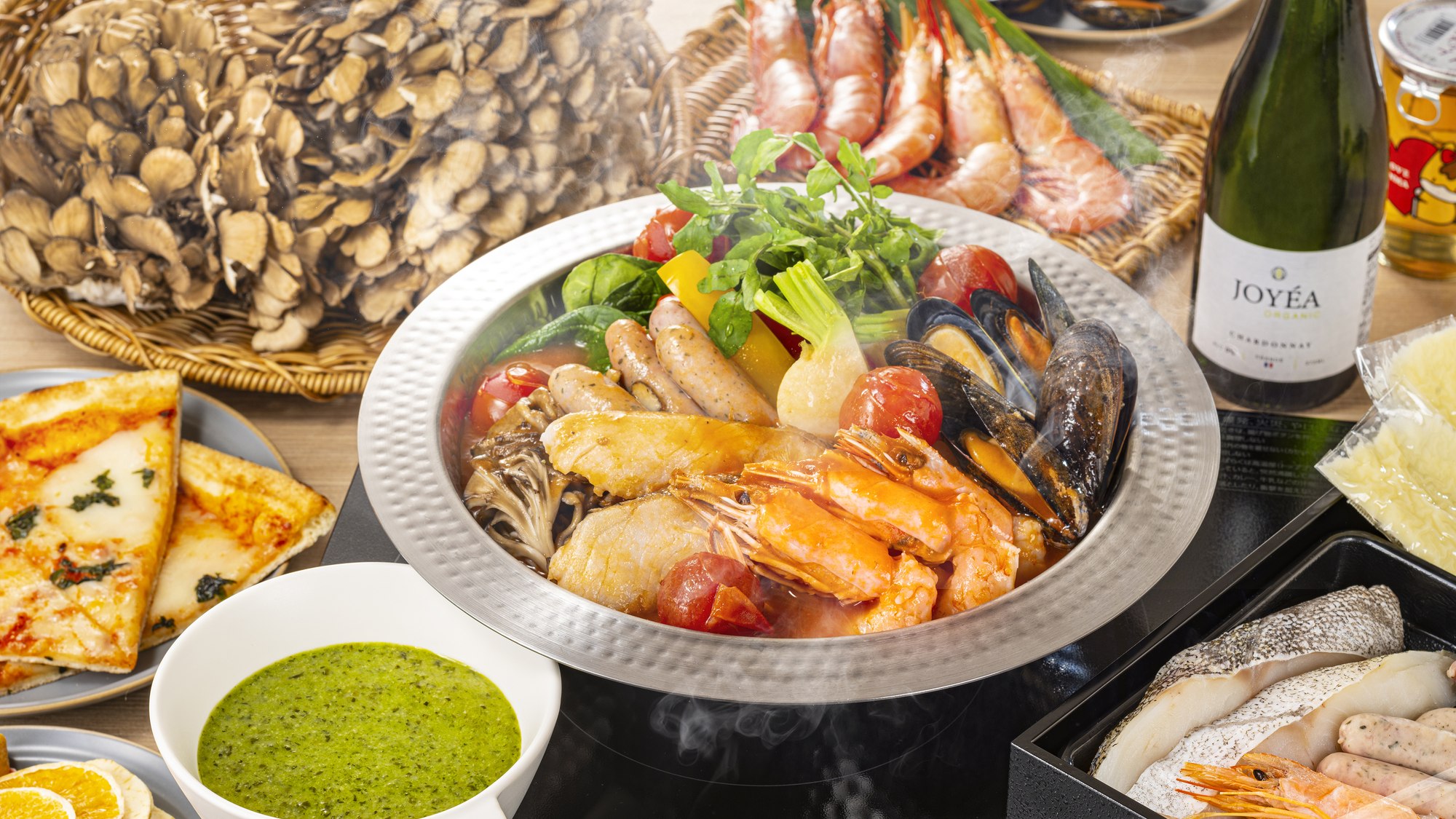 【食事：トマト鍋】魚介の旨味がたっぷり詰まったトマトソースと六合(くに)舞茸が堪能できる鍋セット。