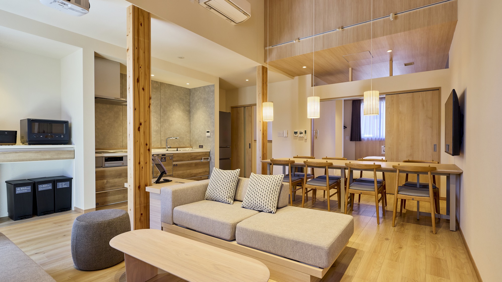 【B：リビング】木の風合いを大切にした開放的な空間