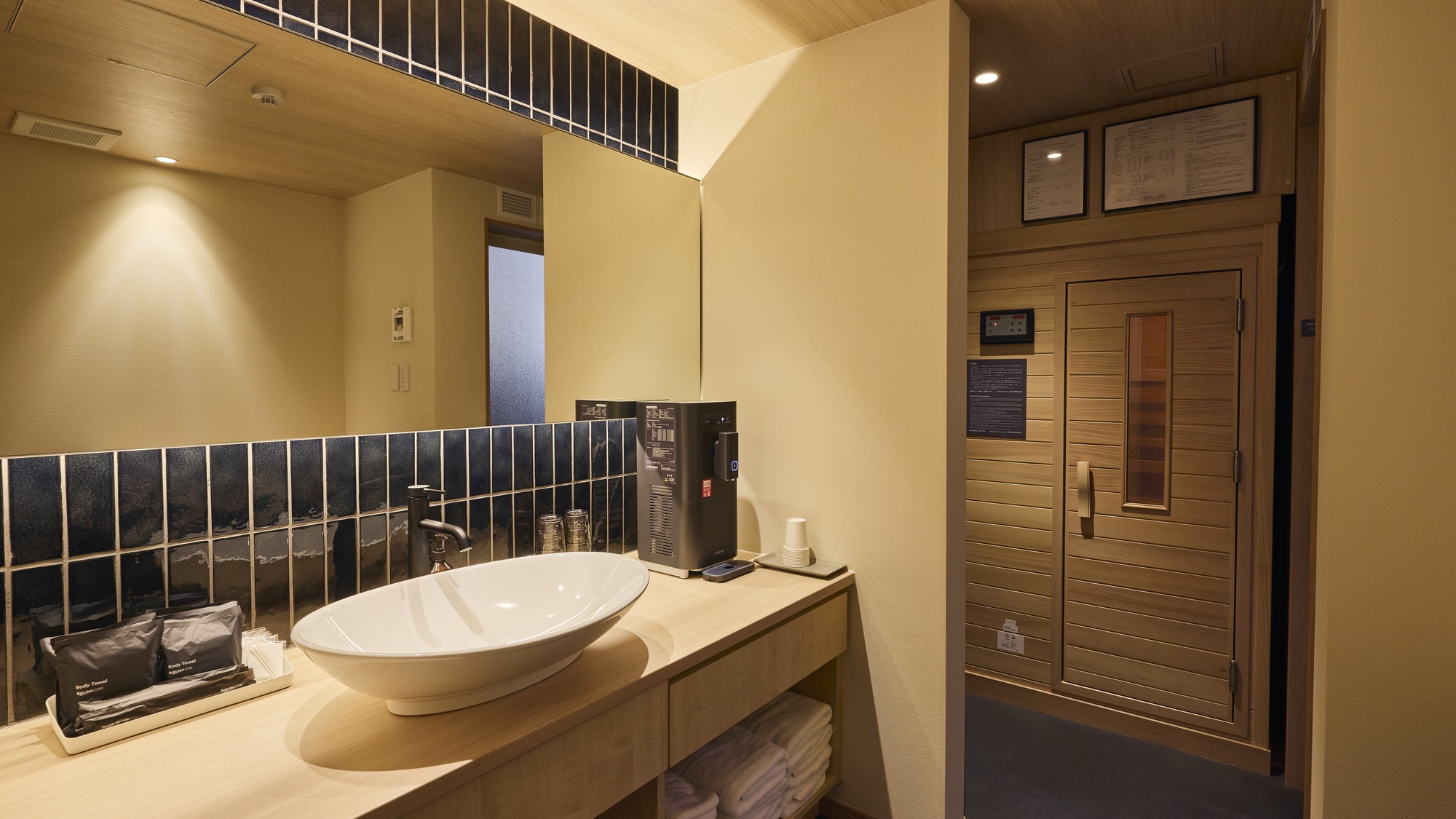 【C/D：洗面】使い勝手の良い独立洗面台、奥には高温サウナも完備