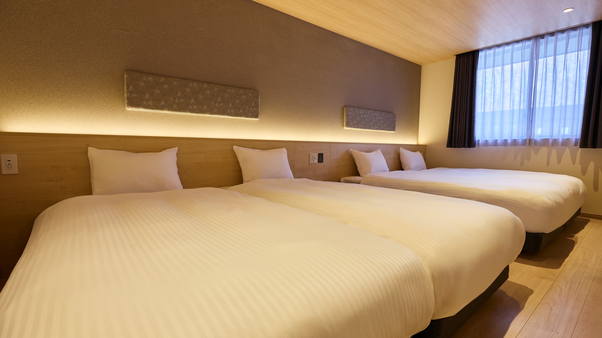 【E：寝室】落ち着いた雰囲気の寝室。シングルベッドを4台設置